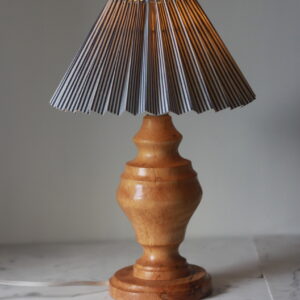 Formdreid bordlampe i tre