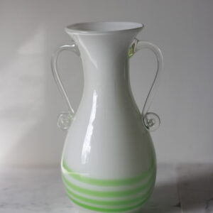 Hvit glassvase med grønne striper