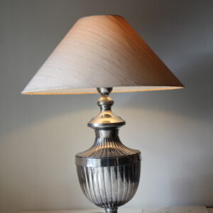 Elegant bordlampe i sølvfinish