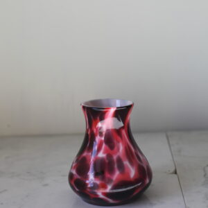 Kunstglassvase i dyp rød